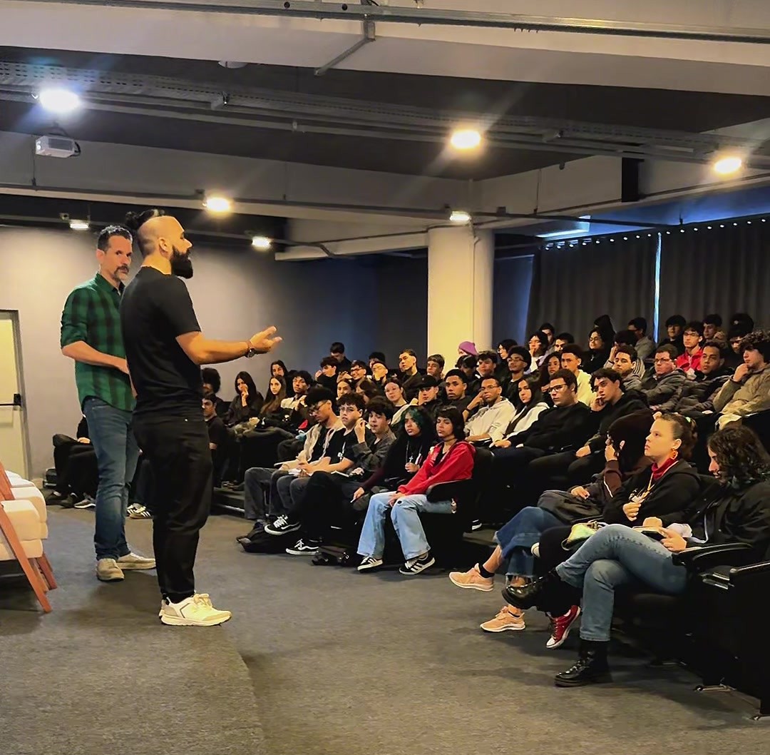 A speaker addresses the auditorium during StarBase Connect Day in Santos.