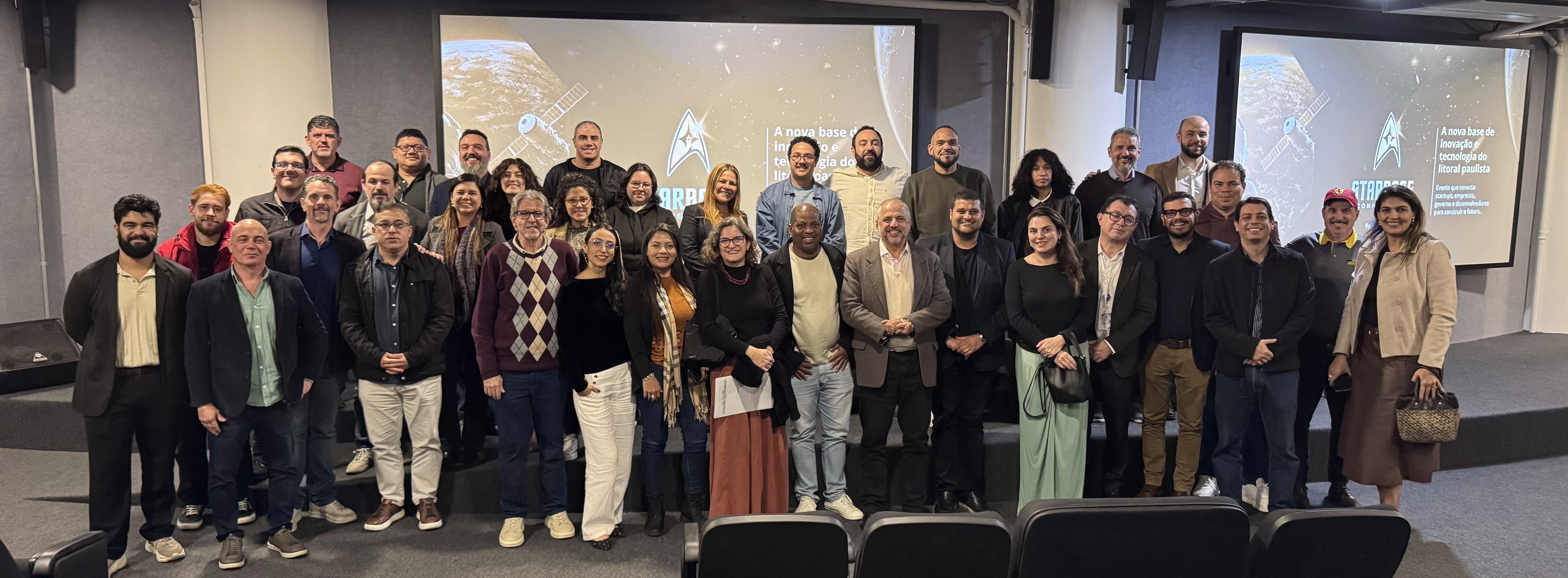 A large StarBase Connect Day group photo with students and organizers in Santos.